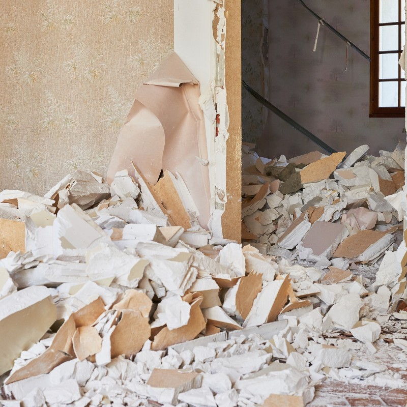 Zone extérieure avec blocs empilés et amas de pierre concassée  à Sainte-Thérèse